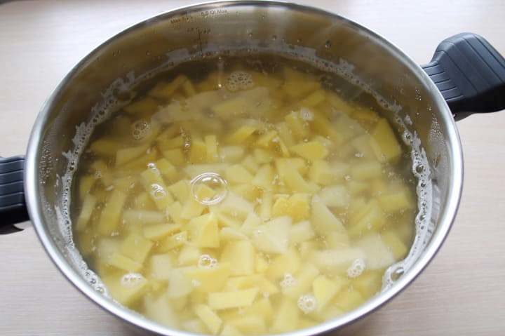 Картошка с тушенкой в кастрюле с луком. Рецепт вкусной вареной картошки в кастрюле. Как вкусно сварить картошку в кастрюле. Что получится если взбить в миксере картошку с тушенкой.
