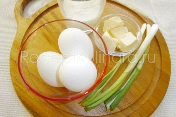 Пышный омлет с молоком и яйцом на сковороде - фото шаг 1