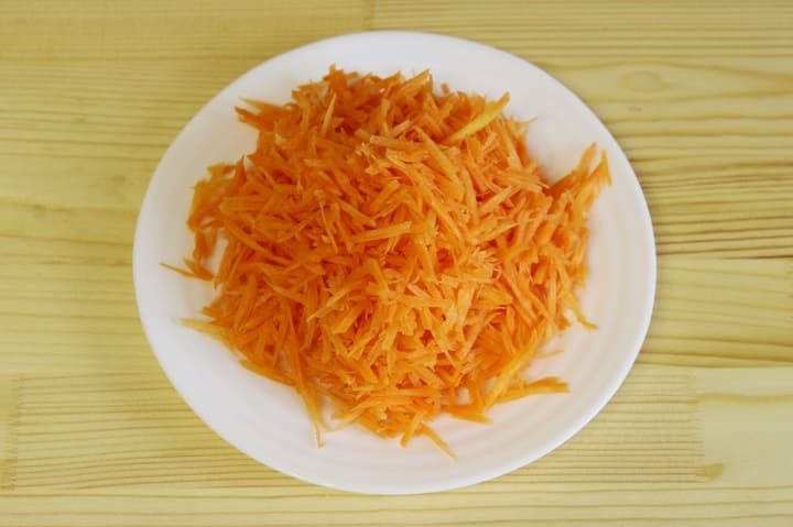Накрошить мелко морковь
