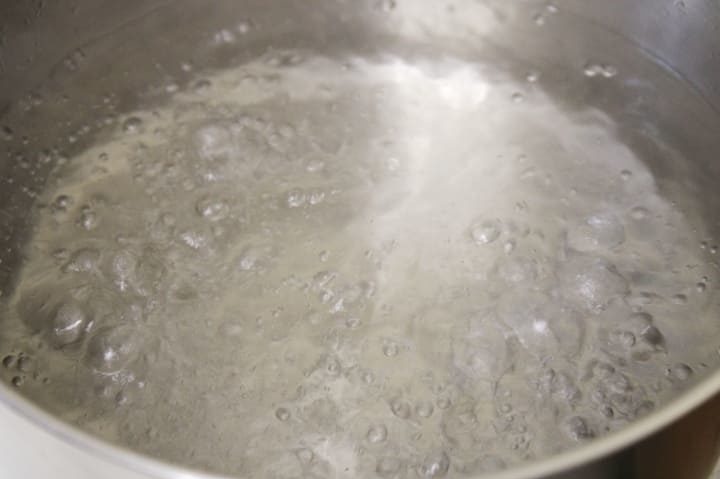 Сколько минут варить кальмары для салата после закипания воды.