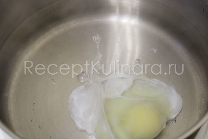 Рецепт яйцо пашот в домашних условиях кастрюле. Яйцо пашот в кастрюле. Яйцо пашот в пакетике. Пашот в кипящую воду. Яйцо пашот в кастрюле с водой.