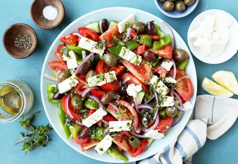 Греческий салат с авокадо