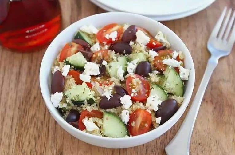 Греческий салат с киноа